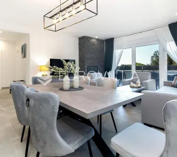 Istra, okolica Rovinja, izvanredno uređen dvosoban stan 85 m² 800m od mora