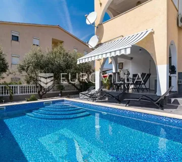 Medulin, trosoban stan sa bazenom, privatni parking, neto korisna površina 80 m²