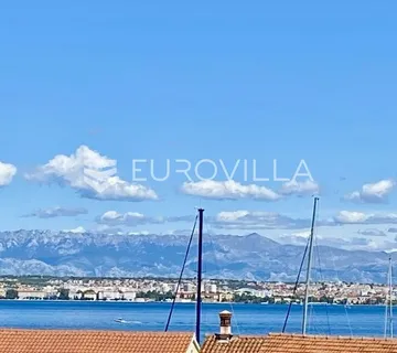 Otok Ugljan, Preko, zemljište i lijepa kuća s tri stana i pogledom na more