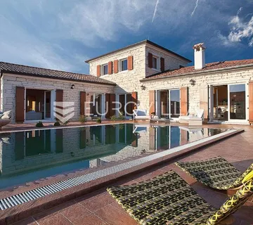 Istra, Svetvinčenat, vila s bazenom NKP 270 m2 - cover