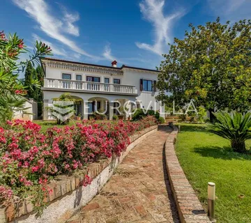 Istra, Umag - unikatna villa NKP 400 m2 na svega 30 m od mora