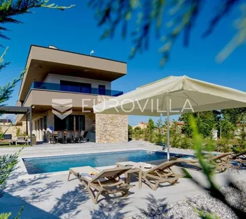 Istra, Marčana, moderna vila s bazenom i wellness oazom