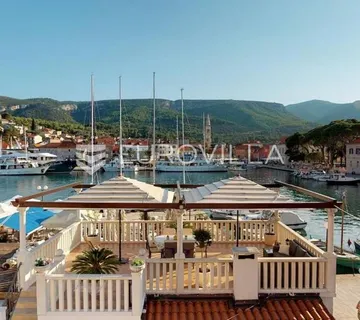Jelsa, jedinstvena kuća na samoj rivi - cover