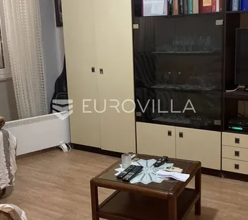 Centar Rovinja, kuća u nizu, 20 m do rive i mora, ogroman potencijal