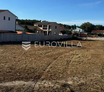 Istra, Bibići, građevinsko zemljište 1290m2 s projektom za samostojeće kuće s bazenom - Bibići, Svetvinčenat