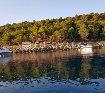 Vis, atraktivno poljoprivredno zemljište, 1.red uz more, 8962 m2