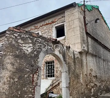 Kostrena, kamena primorska kamena kuća s započetom adaptacijom - Urinj, Kostrena