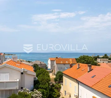 Novalja, kuća s 10 apartmana blizu centra s pogledom na more