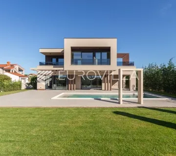 Fažana, moderna vila 275 m² na velikoj besprijekornoj okućnici s grijanim bazenom - Galižana