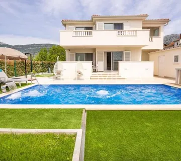 Kaštel Kambelovac, prekrasna vila s bazenom, treći red od mora - cover