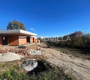 Istra, Tinjan, dvojne prizemnice sa bazenima na velikoj okućnici