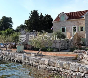 Prvić Luka, djelomično renovirana kamena kuća, prvi red do mora, 298 m² - Prvić Luka, Vodice