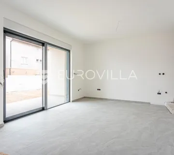 Vodice, prostran dvosoban stan, 112,61 m²