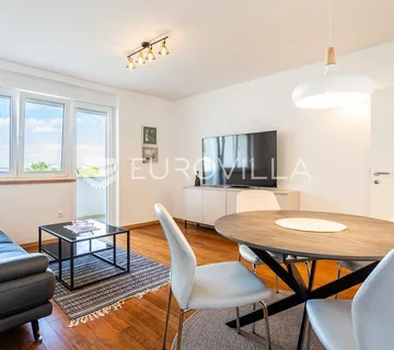 Split, Skalice, renoviran dvosoban stan 61 m², prvo useljenje, dugoročno
