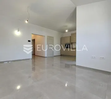 Istra, Šišan, moderan trosoban stan s terasom u mirnom dijelu Šišana - Šišan, Ližnjan