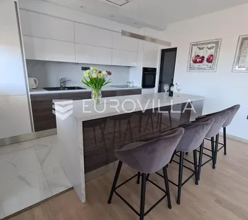 Trogir, moderan stan s bazenom dostupan od rujna