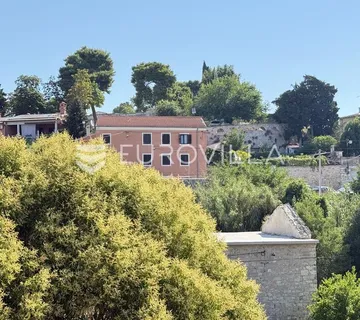 Pula, Centar, stambeno, poslovni kompleks s dva kvalitetna stana i caffe barom, 272.02 m² - Medulin