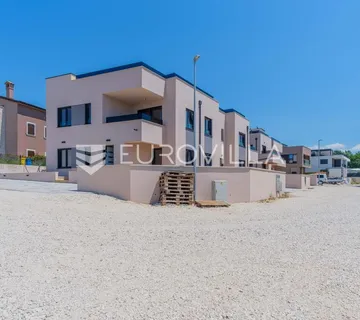 Istra, Poreč, trosoban stan s krovnom terasom