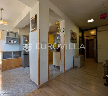 Istra, Rovinj, prostran dvosoban stan 127 m² s mogućnošću izvedbe 2 stana