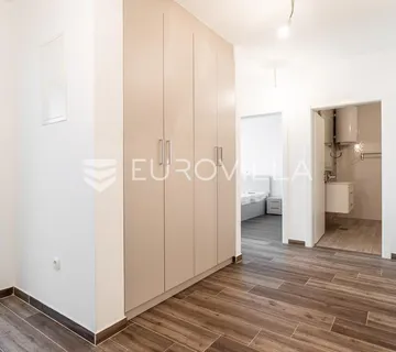 Čiovo, dvosoban stan na drugoj etaži, prvi red do mora - Okrug Gornji, Okrug