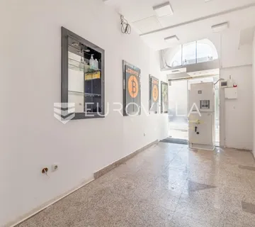 Zagreb, Strogi centar, pješačka zona, ulični poslovni prostor 14 m2, TOP lokacija
