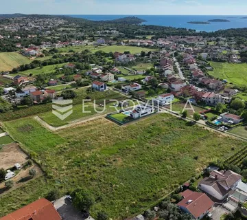 Istra, Fažana, Valbandon, građevinsko zemljište na mirnoj lokaciji, PRILIKA - cover