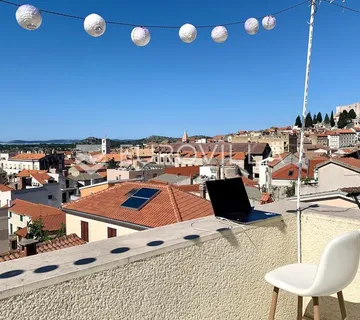 Šibenik, Varoš, dvosoban stan s prostranom krovnom terasom