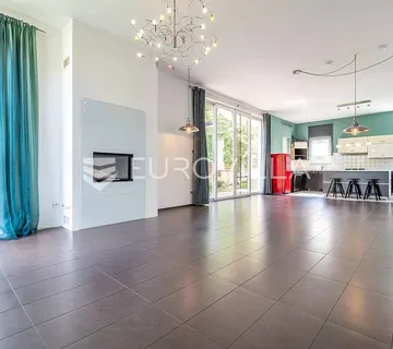Zagreb, Maksimir, samostojeća vila s duplom garažom i 4 sobe 1500 m² dvoriše