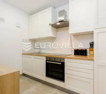 Trogir, novouređena dvojna kuća, dostupna od 01.10.2026 do 01.06.2027