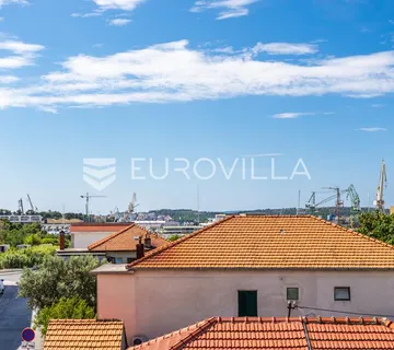 Trogir, jednosoban stan na drugom katu s parkirnom mjestom