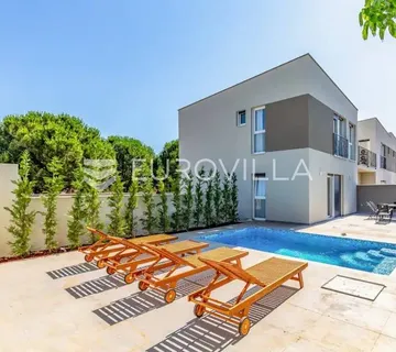 Pula, Valdebek - prekrasna moderna samostojeća kuća s bazenom, NKP 80.86 m2 - cover