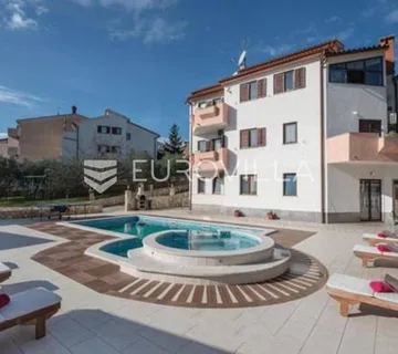 Pula, apartmanska kuća s bazenom na uređenoj okućnici, 350 m od mora - cover