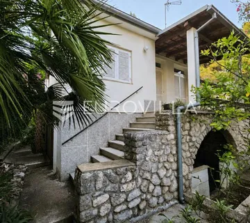 Mali Lošinj, samostojeća kuća s stanom i tri manja apartmana, 180 m od mora