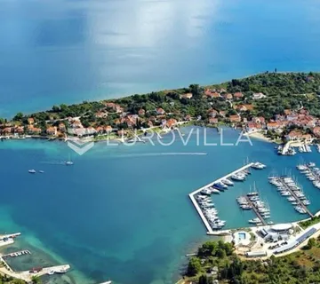 Zadar, otok Ugljan, građevinsko zemljište površine 1015 m² uz more - Sutomišćica, Preko