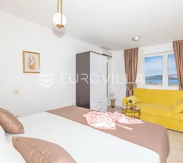 Kaštel Sućurac, predivna kuća s bazenom u prvom redu do mora - Kaštel Sućurac, Kaštela