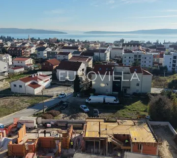 Kaštel Lukšić, trosoban penthouse s krovnom terasom i dva parkirna mjesta - cover