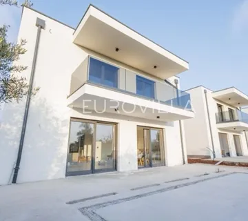 Luksuzna vila za dugoročni najam u Funtani s vrtom i terasama - Funtana
