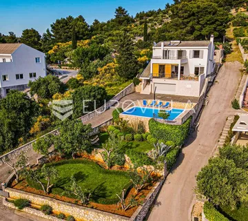 Šibenik, Žaborić, prekrasna kuća s bazenom i pogledom na more, 438 m² - cover
