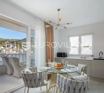 Trogir, Marina, namješten dvosoban stan studio apartman, prvi red do mora - cover