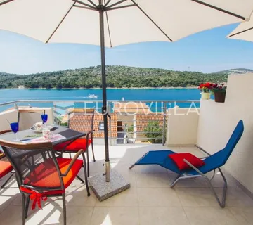 Kaprije, prekrasna kuća s apartmanima, 180 m² - cover