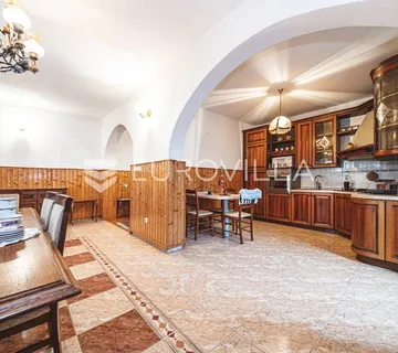 Zagreb, Botinec, prekrasna kuća 400m2 na zemljištu 2600m2 - Botinec, Zagreb