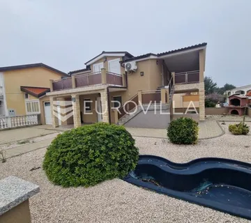 Vir, top lokacija, 230 m od mora, kuća s 4 spavaće sobe, garažom i prostranom okućnicom