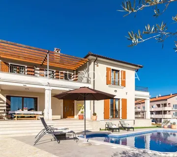 Medulin, luksuzna vila s bazenom i velikom uređenom okućnicom 1050 m2, 300 m od plaže