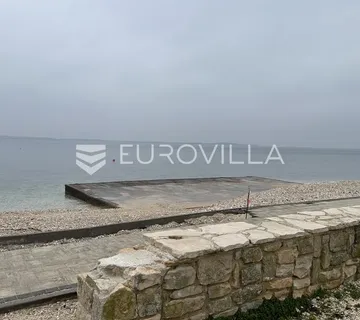 Istra, poljoprivredno zemljište 4400 m², prvi red do mora, legalizirani objekt - Peroj
