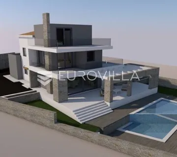 Ližnjan, samostojeća kuća u centru mjesta na velikoj okućnici