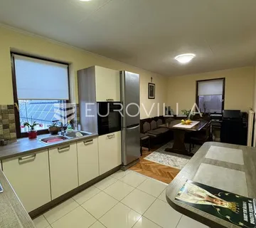 Vrpolje, kvalitetna višenamjenska zgrada od 800 m²