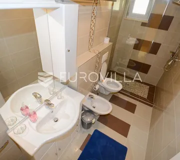 Istra, okolica Višnjana, apartmanska kuća 500 m² s bazenom i 4 stambene jedinice - cover