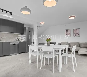 Istra, Poreč, dvojna kuća 180 m² s 4 spavaće sobe i 3 parkirna mjesta