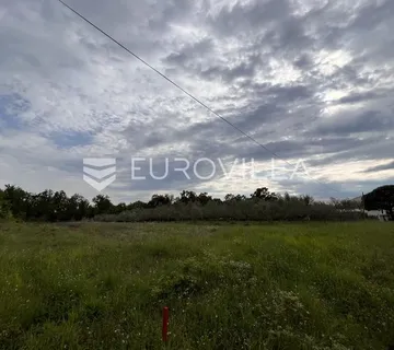 Istra, Juricani, građevinsko zemljište 860m2, okolica Umaga - Materada, Umag