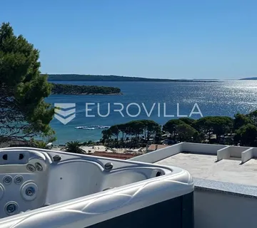 Otok Rab, Banjol, ekskluzivan penthouse s krovnom terasom, jacuzzijem i 360° pogledom